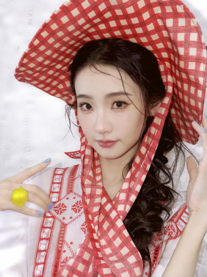 张艺凡用手语和聋哑观众交流 看完这个视频，突然就懂了为什么那么多人喜欢张艺凡。不