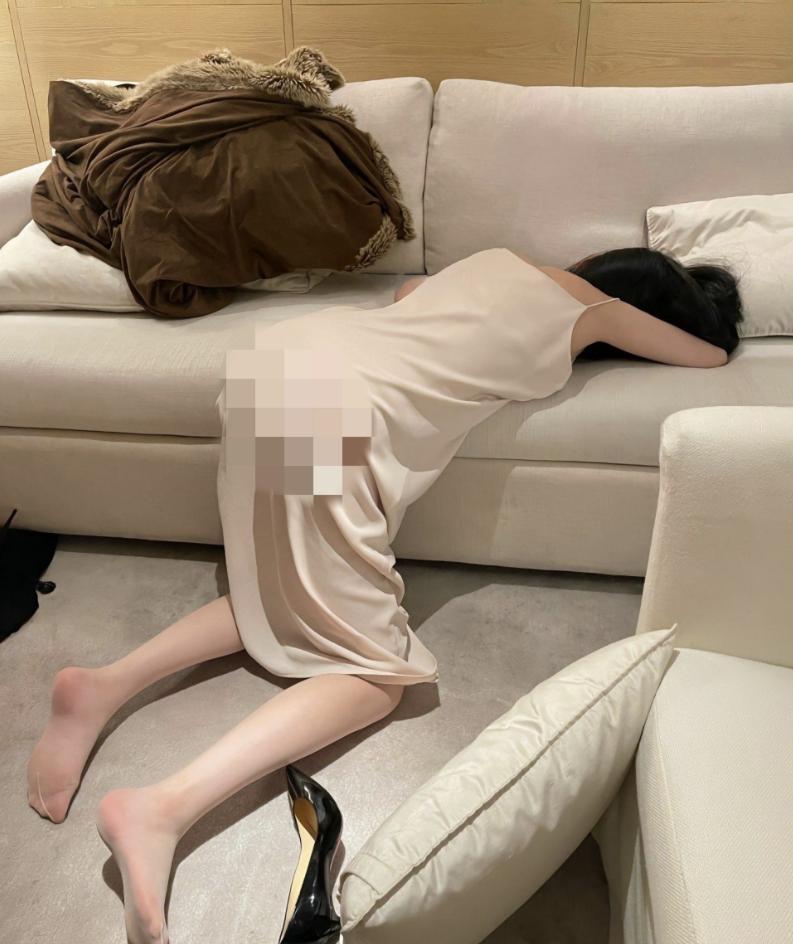 贵州一28岁女子陪53岁领导出差，席间女子喝了很多酒，直接趴在了桌上不省人事，男