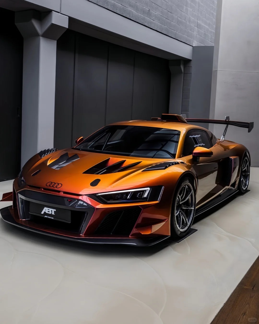 ABT操刀奥迪R8 GT2赛车打造的XGT高定版赛车，渐变色彩太牛了[打工人]车