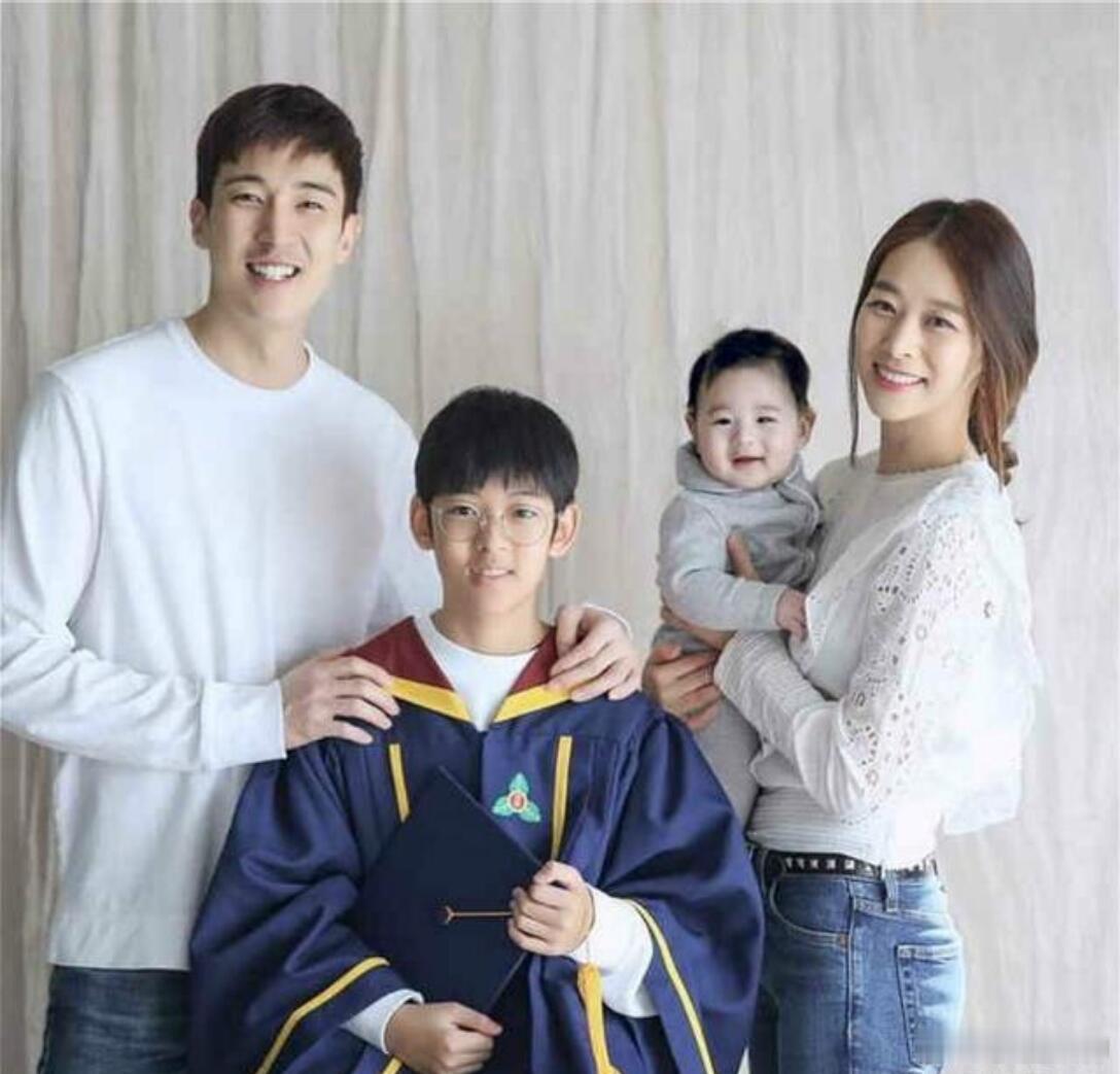 #姜京俊承认出轨#他老婆真惨。二婚携子嫁他。好像连孩子姓都跟他了，结果又来这么一