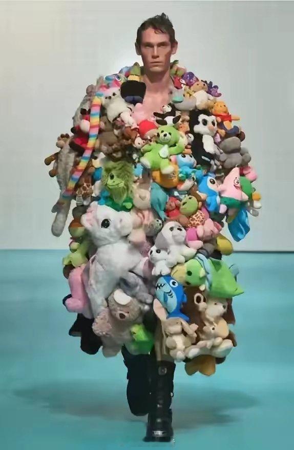 全红婵，厉害呀！​第一，奥运扛袋“进货”，被男模特搬上T台，第二，百个玩偶齐上阵