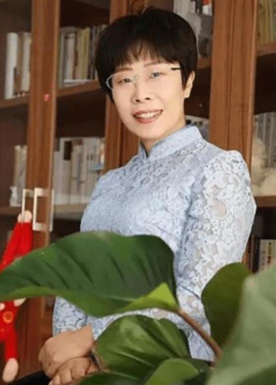 北大才女蒙曼50岁至今未婚，朱迅问她：“你最想嫁给谁？”谁承想，她脱口而出说的一