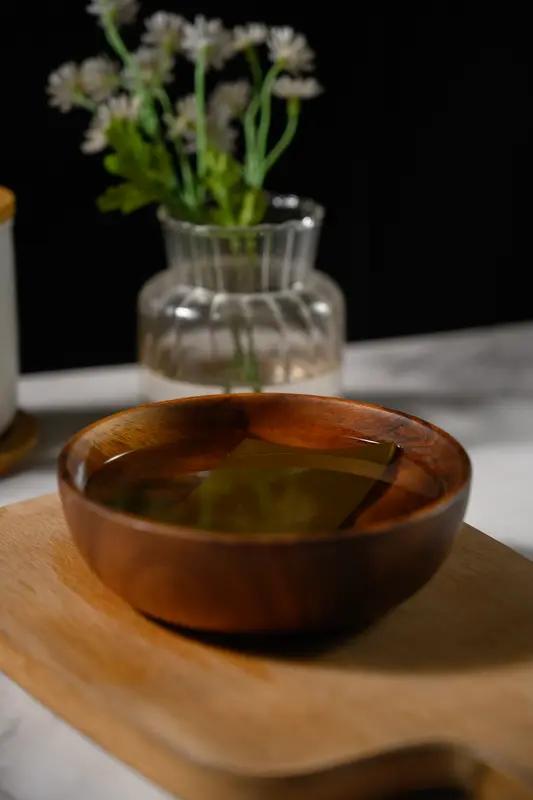 生活中处处藏着趣事。有次我家也闹了笑话，我弟误把香油当可乐喝了。当时我爸把香油放