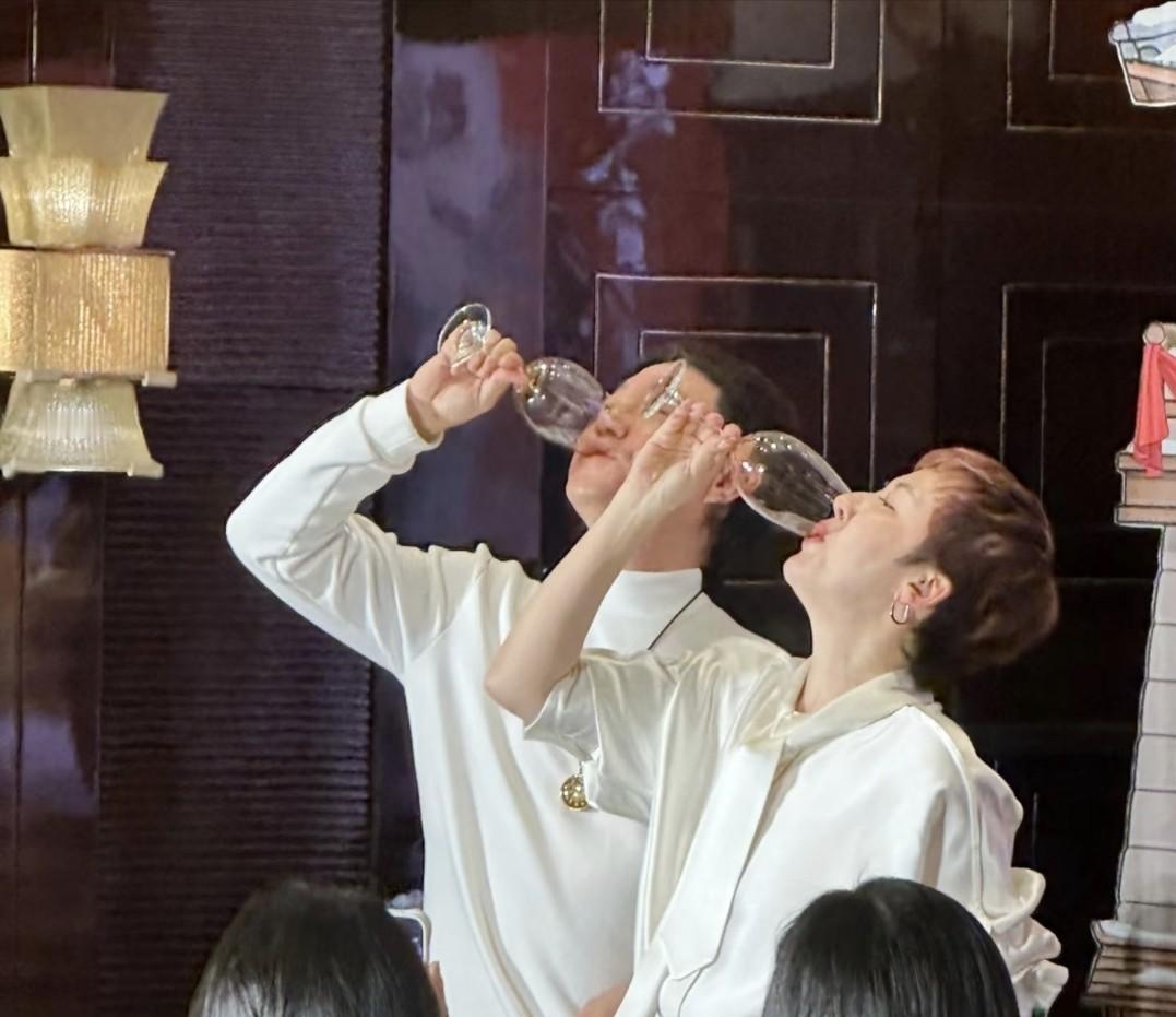 都说张凌赫和田曦薇拍吻戏老被打断，导演曾庆杰开玩笑说：因为两家经纪人来了。
这话