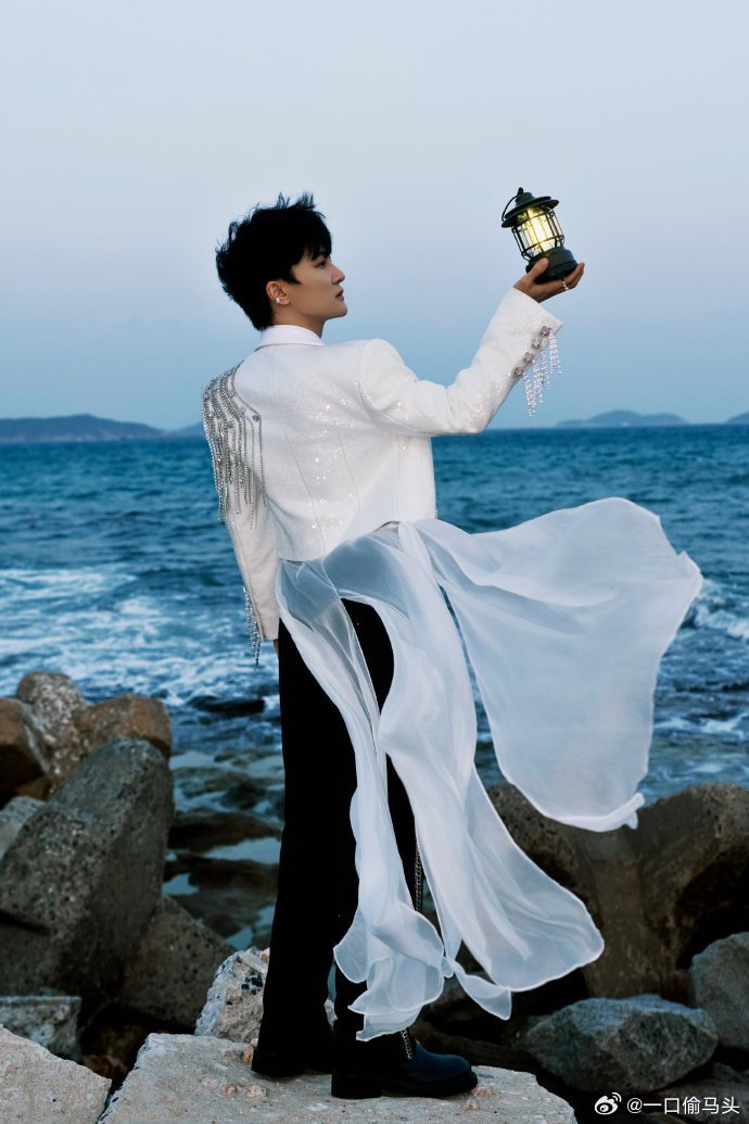 周深26年人生日记展开全新一页周深2026真的火力全开！巡演官宣、舞台升级，每一