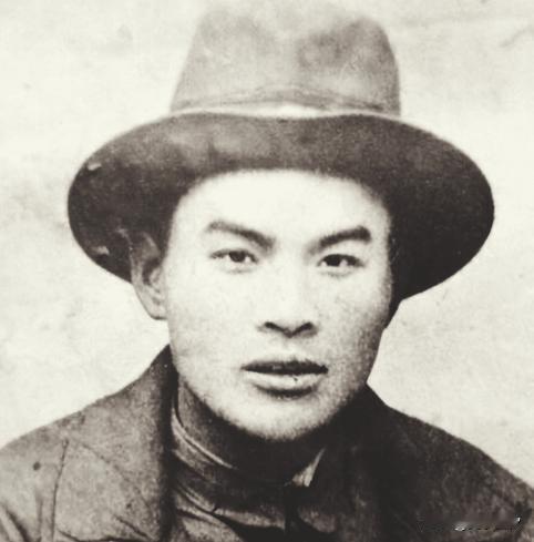 1940年，地下党崔景岳被捕后，密信落入敌人手中，但密信是一张白纸，什么都没有。