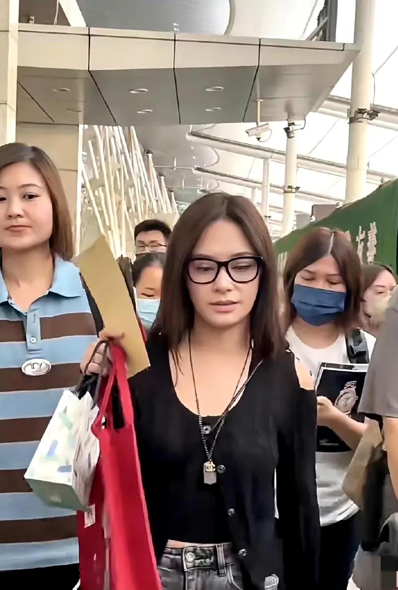 阿娇素颜状态引发热议。

有的说她真实状态显老。

有的说个子特别小，在人群中会