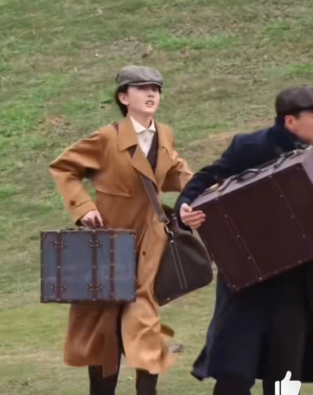 郭麒麟宋祖儿《入局》同框路透，两人拎着皮箱跑的好可爱