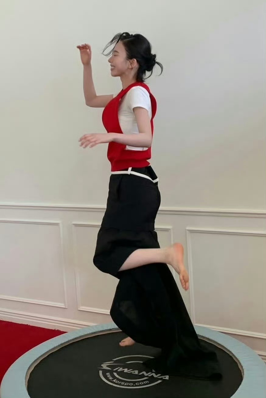韩国女团aespa成员柳智敏脚板黄黄的，这是怎么了？