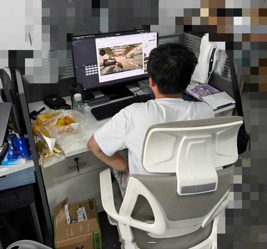 我勒个去，这位同事被我抓到上班时间竟然在看游戏解说，看得太入神，我从他身后经过都