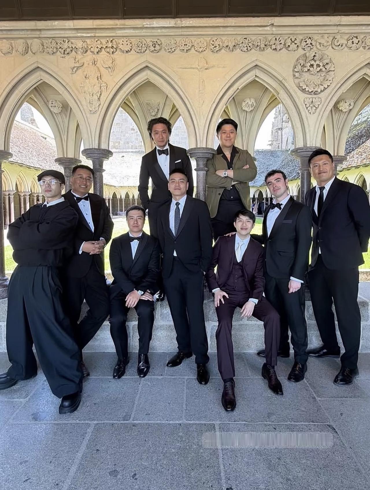 何猷君婚礼伴郎团名流身份大曝光
王嘉尔：歌手，何猷君多年好友。
何猷亨：何猷君亲