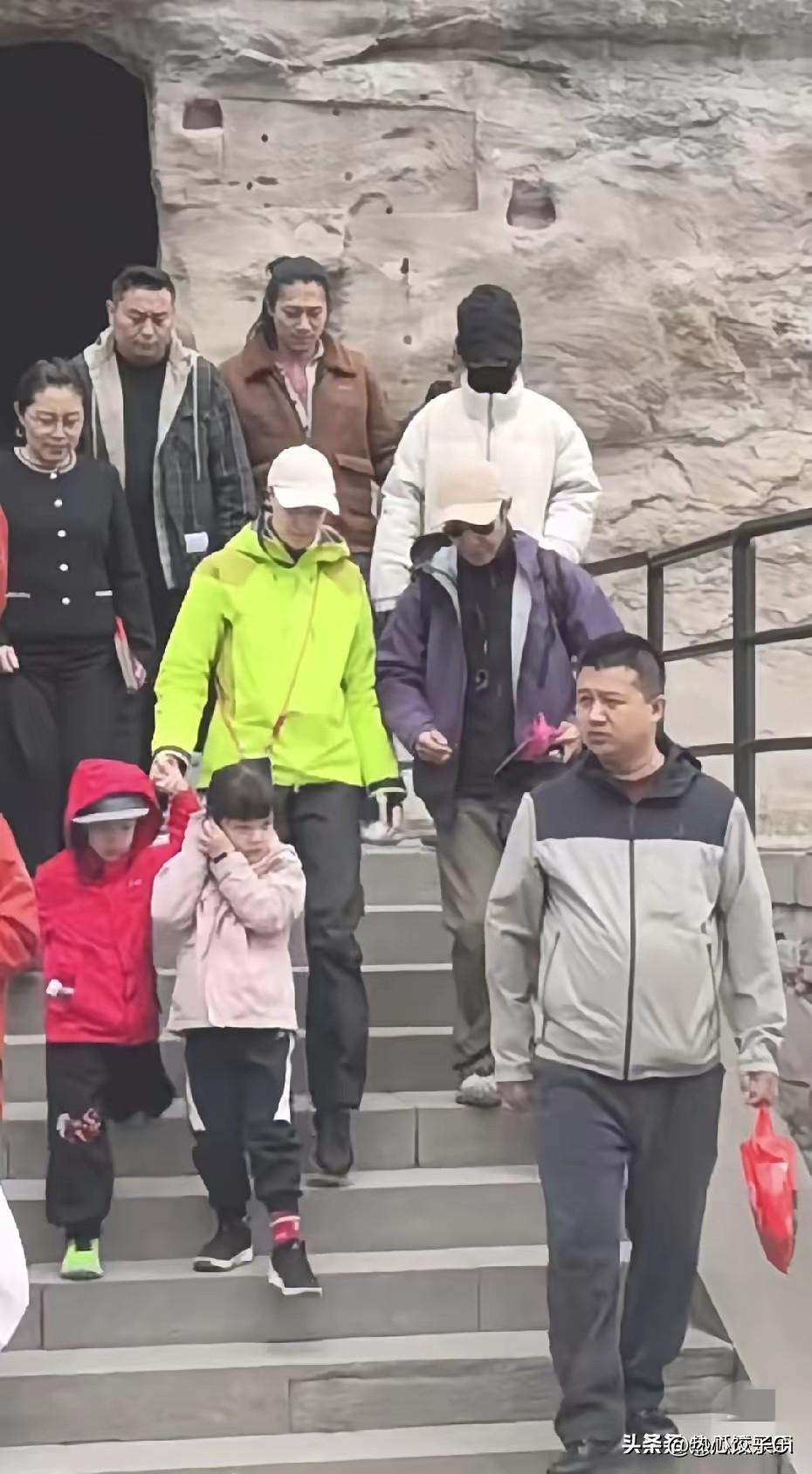 放假期间，撒贝宁一家四口现身云冈石窟游玩，夫妻俩带着一对龙凤胎，很接地气，排队看