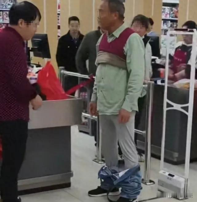 “结账还要脱衣证清白！”安徽巢湖，一位六旬大爷买完菜结账离店，安检门报警骤响，男