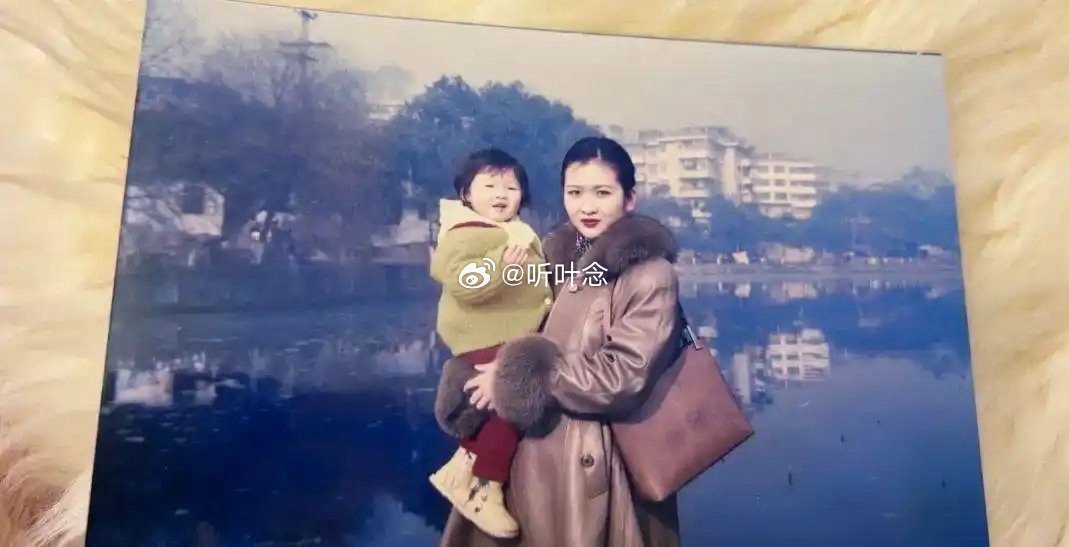 吴艳妮才是最早一批的王诗龄吧，妈妈有钱才能养出这么自信满满的女儿吧，她妈妈长相大
