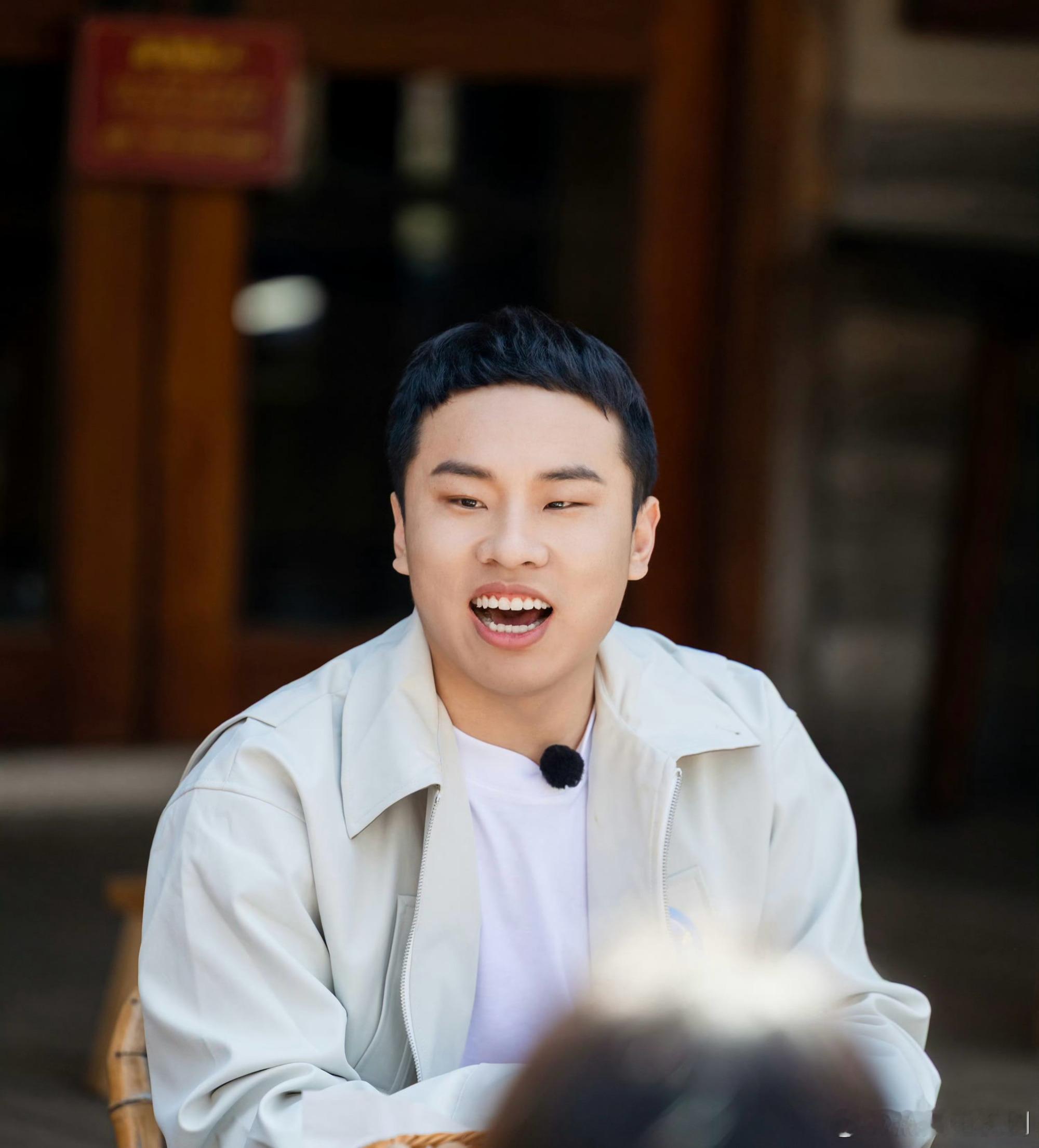 徐志胜头顶怎么了心疼志胜🥺本身毛囊就不太好，医生都说容易地中海秃头，平时全靠假