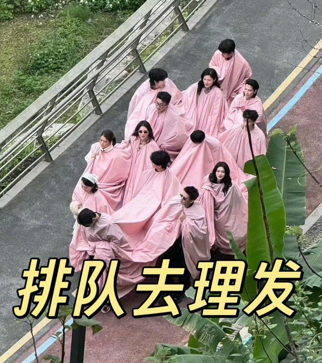 桃花坞初见面再现尴尬9分钟桃花坞经典社死名场面又来了线上聊得热火朝天，线下同框却