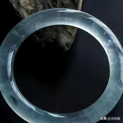 新疆乌鲁木齐，女子在玉器店看中一只价值百万的手镯，店员提醒她不要拿托架，要拿手镯