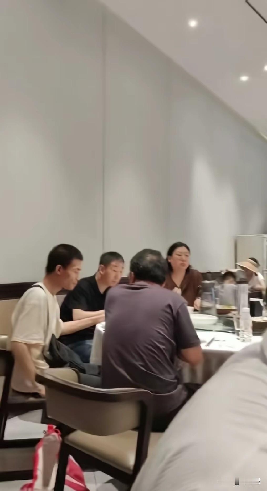 韦东奕并非不食人间烟火，这是和朋友聚餐，韦东奕穿戴朴实，全心搞研科研，为人低调，
