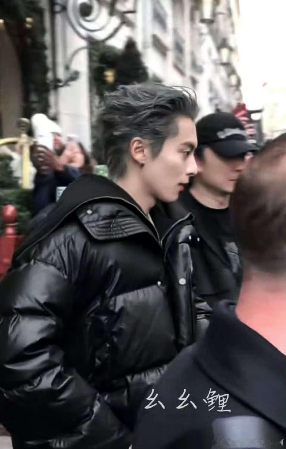 王鹤棣巴黎时装周银灰色背头王鹤棣巴黎时装周银发背头 又帅出新高度了 