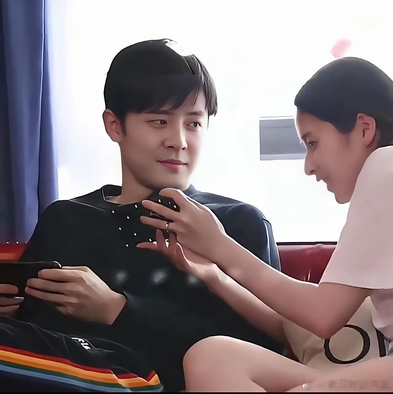 终于理解颖儿了！付辛博这眼神谁受得了啊？又苏又深情。难怪颖儿说，结婚这么多年，俩