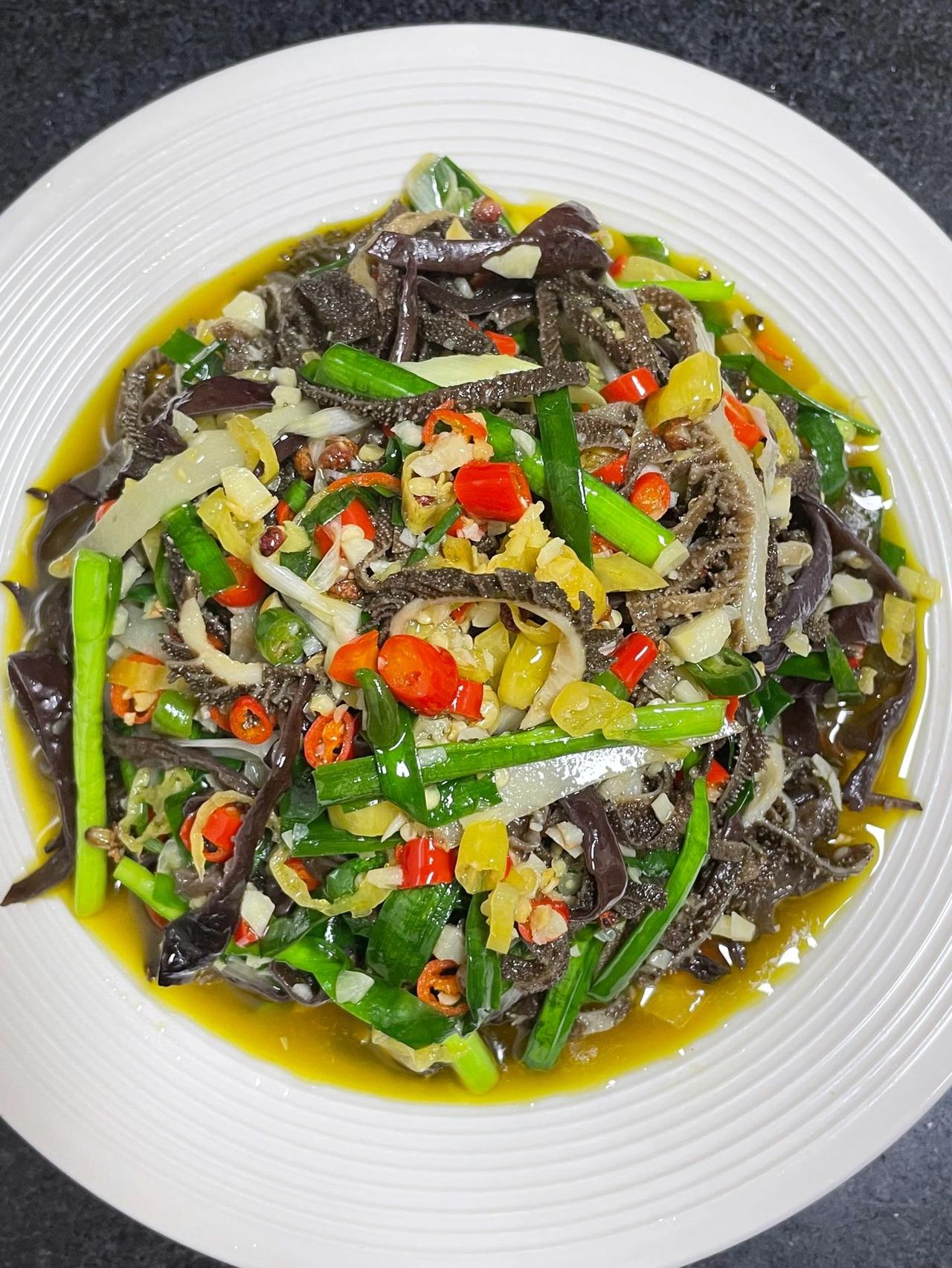 毛肚不要光拿来烫着吃了，这样酸辣爆炒的毛肚真的巨下饭。
昨天晚上，我们三个人干了