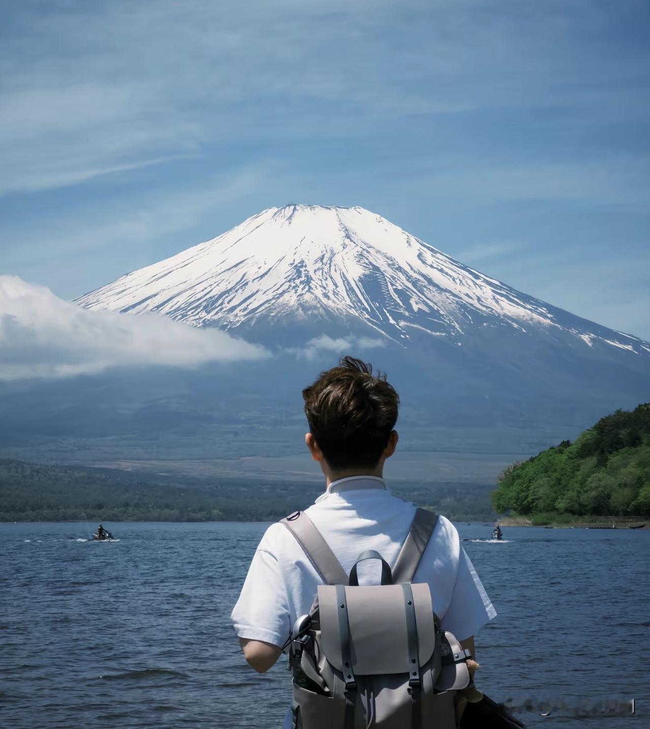 白雪皑皑的富士山屹立在那里，令人感到震撼！
