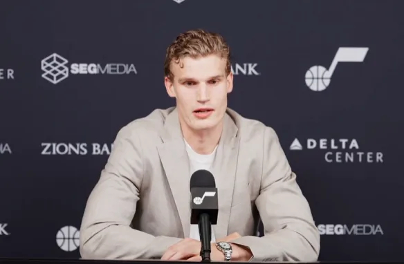 #马尔卡宁说爵士前途光明# 明年还摆吗？爵士本赛季常规赛结束，前锋马尔卡宁接受了