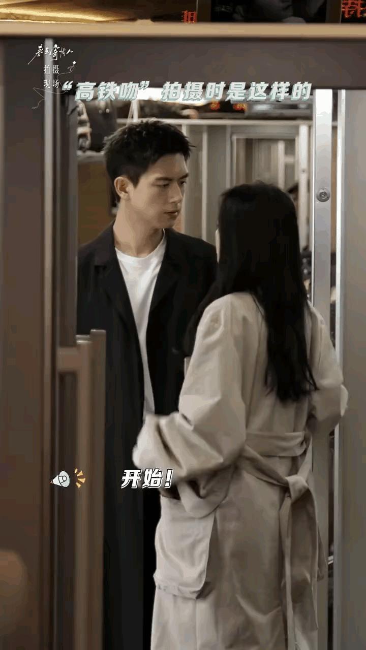 李现周雨彤你俩亲嘴，无效亲吻，举着手机拍照的人太多了，大部分要删除哈哈 ​​​