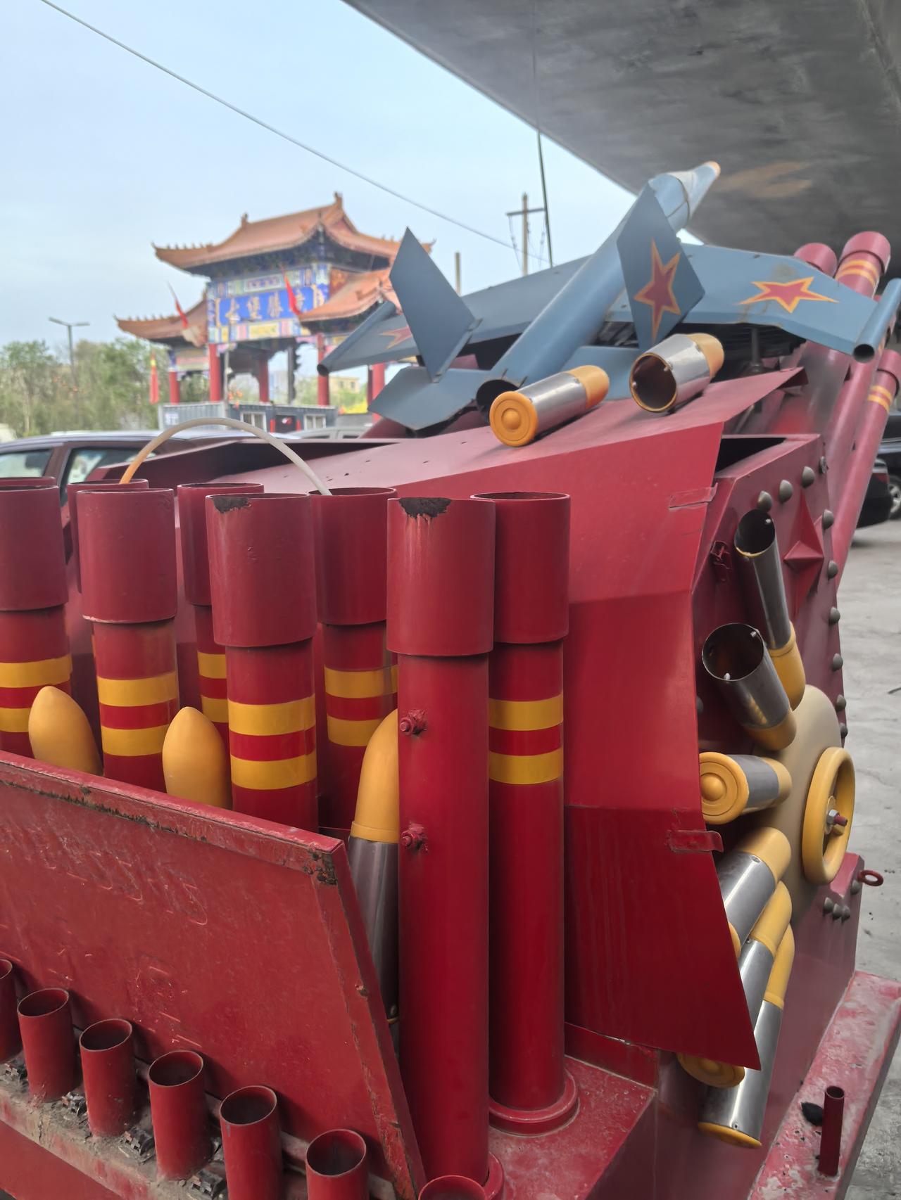 今天在一座铁路桥下发现了这么个物件，看起来蛮有趣的！
就是不知道做什么用的，问了