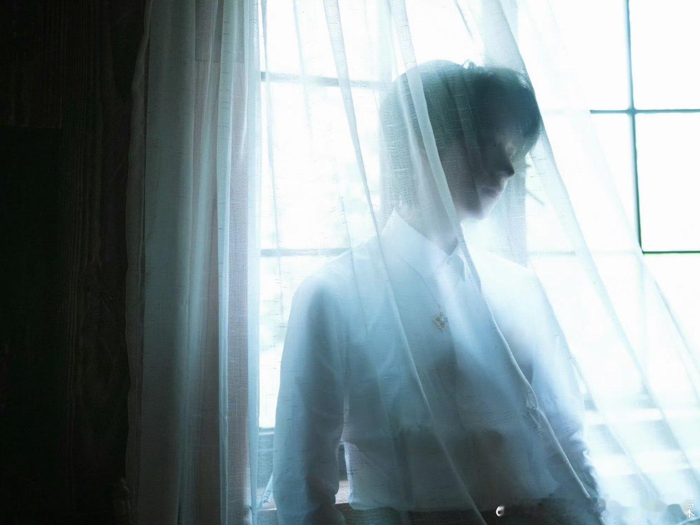 贺峻霖冷调逆光大片贺峻霖白衬衫光影大片 贺峻霖一旦穿上了白衬衫我的白月光就复活了