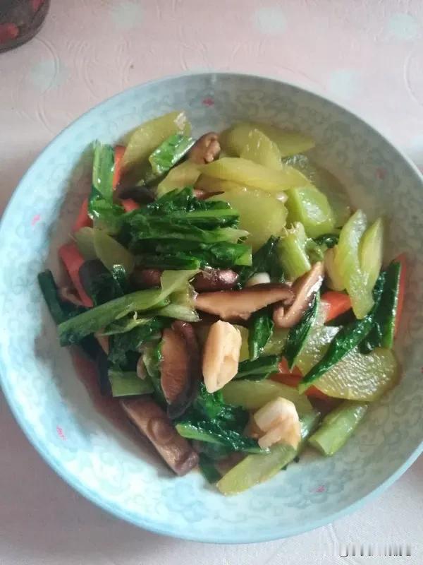 一盘清炒时蔬，脆嫩爽口，少油少盐，保留蔬菜本身的清甜；
一份香煎鸡胸肉，外微焦里