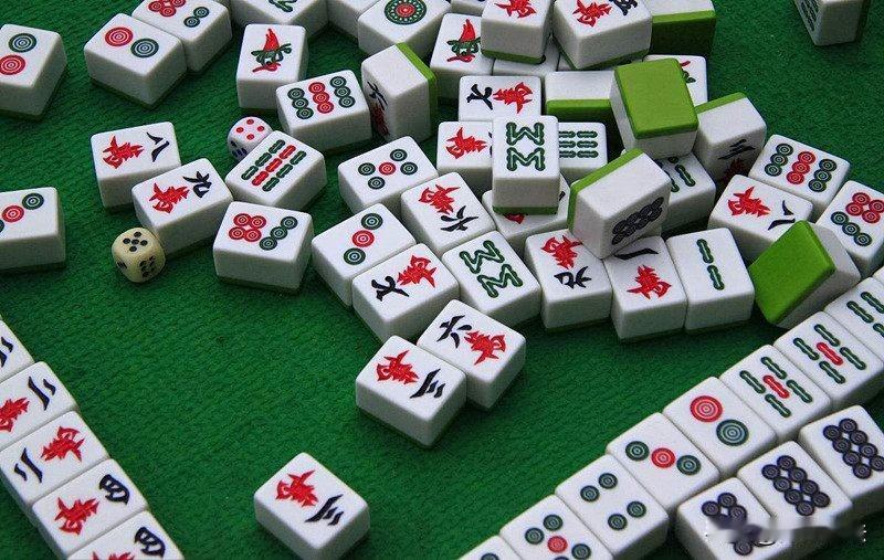 湖南长沙，一男子刚领到百万拆迁款，就被自己的亲戚给盯上了。这位亲戚发现男子打牌“