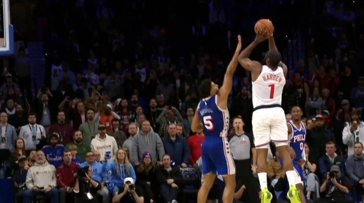 裁判为什么就欺负哈登一个人？绝杀三分被点肘了？哈登示意被犯规 手都摇出花了！裁判