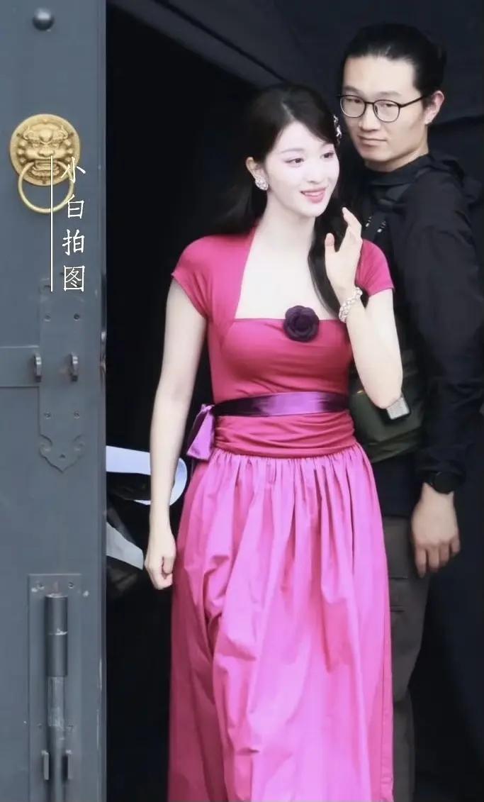 王楚然这衣服是何意味……胸前那朵花啥意思，我还以为那个花是综艺的麦。。。这剧真的