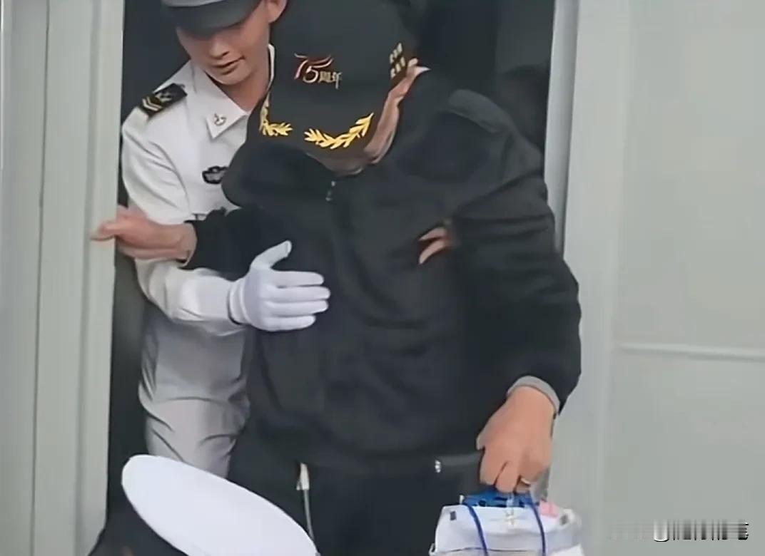 太感动了，香港一位90岁高龄老人即使腿脚不便，也想亲自登上长沙舰感受国家的强大，