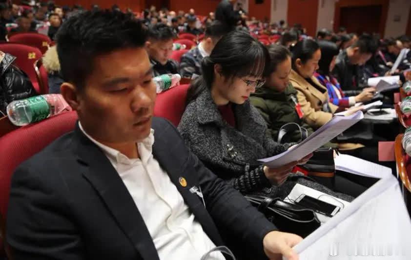 谁坑了泽连斯基？不是拜登也不是普京，是欧洲最坏的两个人。一个是英国前首相约翰逊，