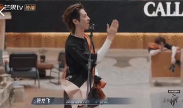 号称屠龙少年的石凯，得瑟的欢，跪的也快！
披哥4二次公演选人大战，弟弟组符龙飞选
