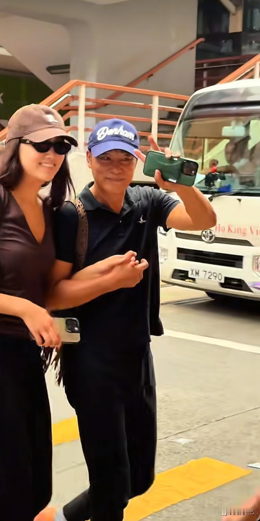 有网友在香港街头偶遇任达华父女，两人个子都好高啊！在人群中特别亮眼，一起走着，很