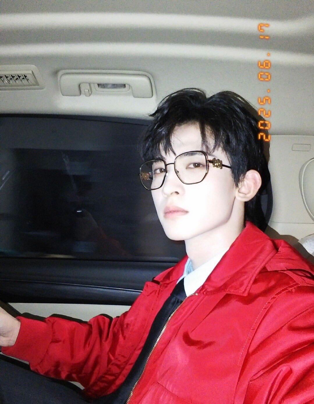 常华森这手我先抱走了 反复循环常华森扶眼镜镜头！手指修长线条利落，不经意间的小动