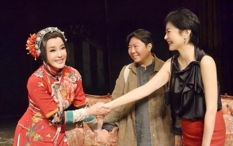 2013年，刘晓庆在香港尖沙咀话剧演出，她与林青霞握手的温馨画面。

那时，刘晓