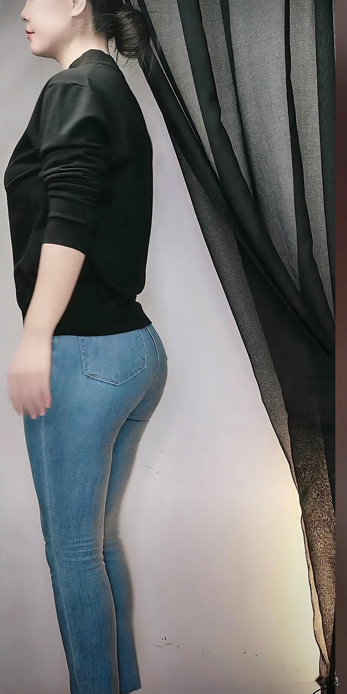 问大家一个问题，
大家如实回答
是不是每个女人
的衣柜里永远缺少一件衣服啊？ 