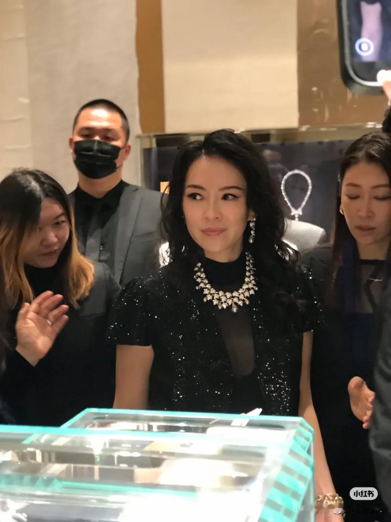 成都太古里 tiffany旗舰店
今天太古里蒂芙尼旗蒂舰店开业现场的大明星们，张