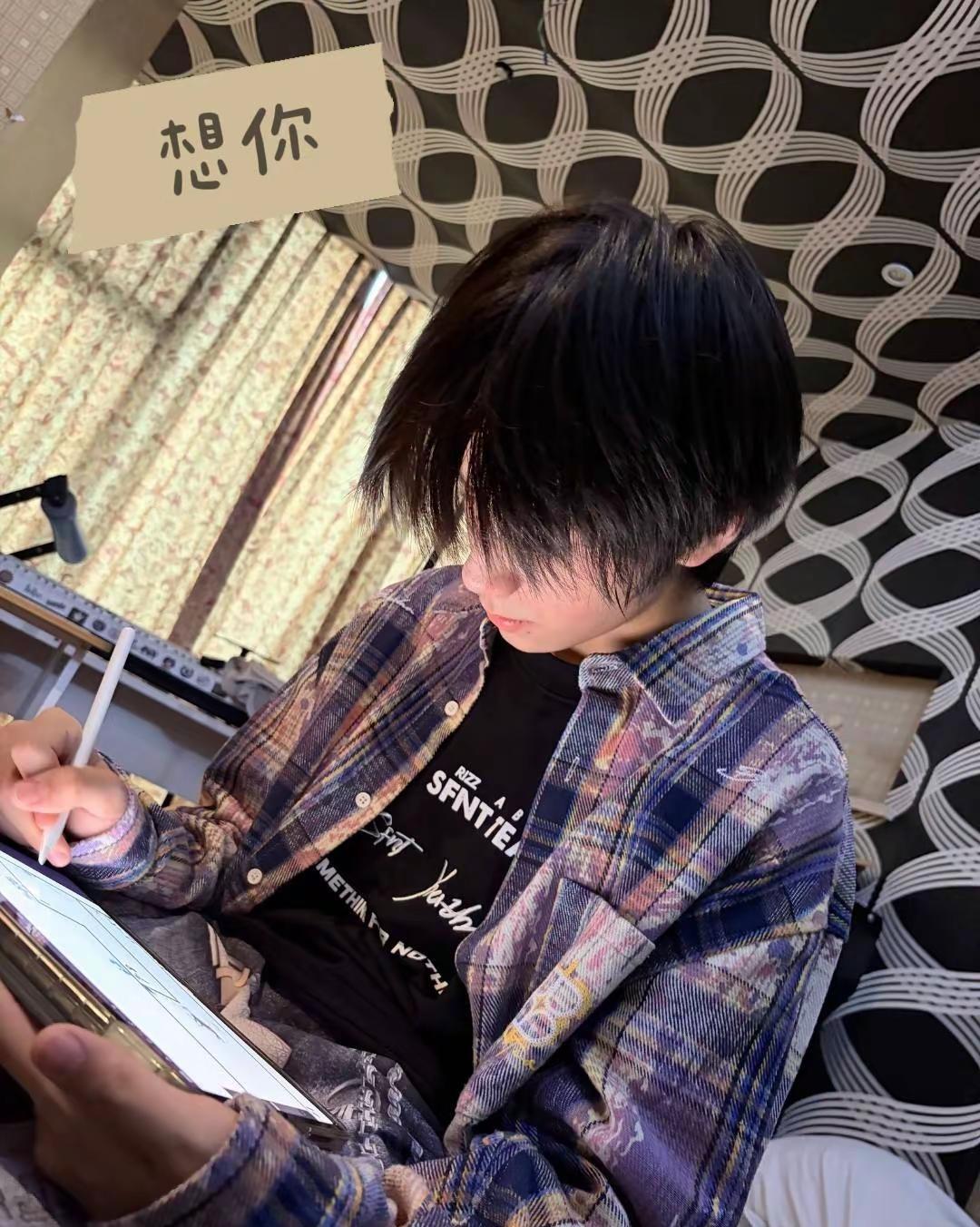 我遇到一个男孩 他高高瘦瘦 很可爱 他优点很多 他温柔聪明善良不服输 可他总是内