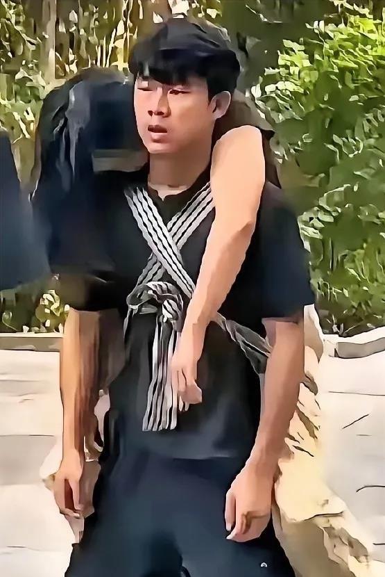 我刷到这条新闻愣了半天。21岁姑娘翻墙摔瘫痪，20岁小伙写保证书承诺照顾一辈子，