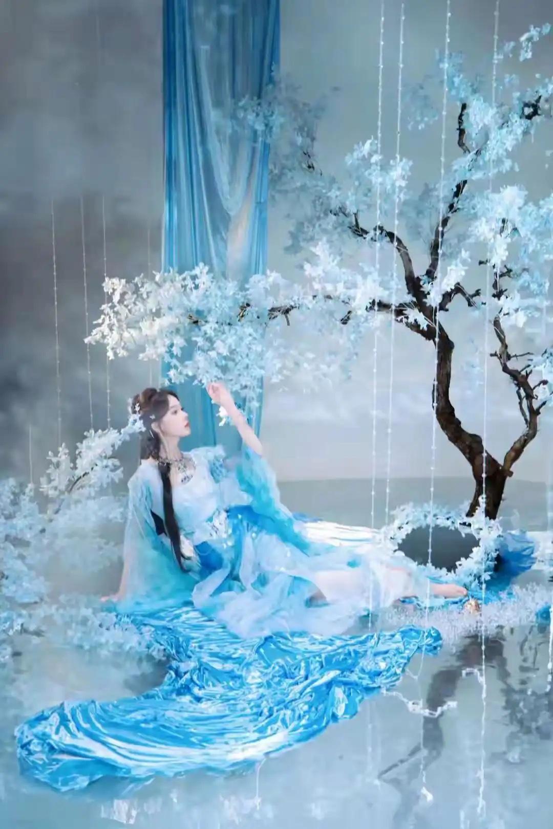 仙气缭绕的蓝衣仙子，置身梦幻花海，唯美如画！分享一张相册里随手拍的天空