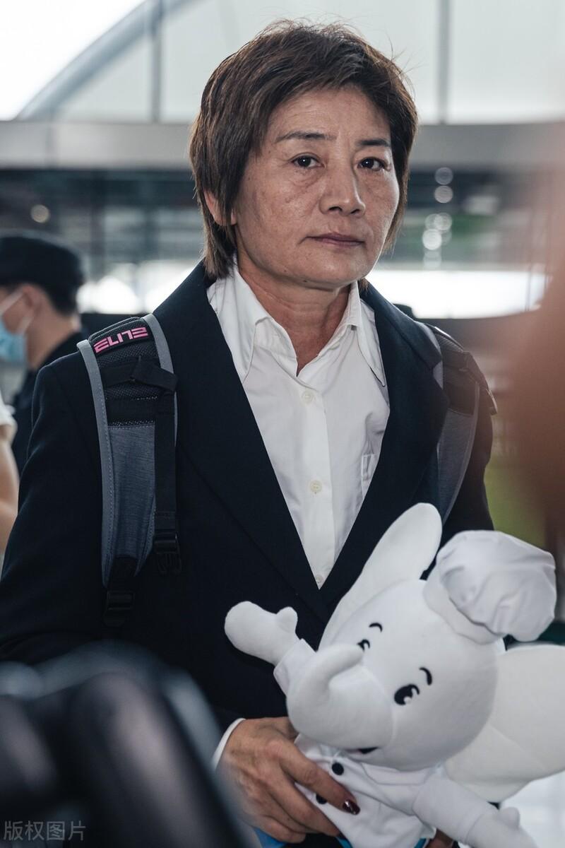 你永远可以相信的她们出发了，严肃着重，笑容不惧，但是花花们的片片爱意[捂脸]似乎