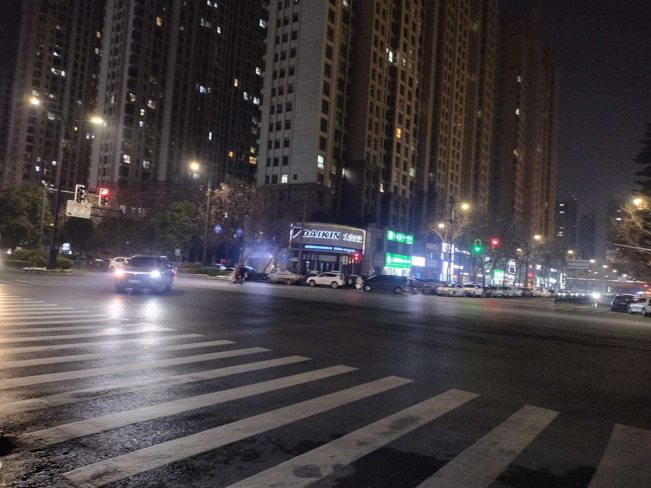 你确定今天是元旦的晚上吗？除了月亮依旧不变的圆，竟然没有感觉到一丝丝节日的气氛，