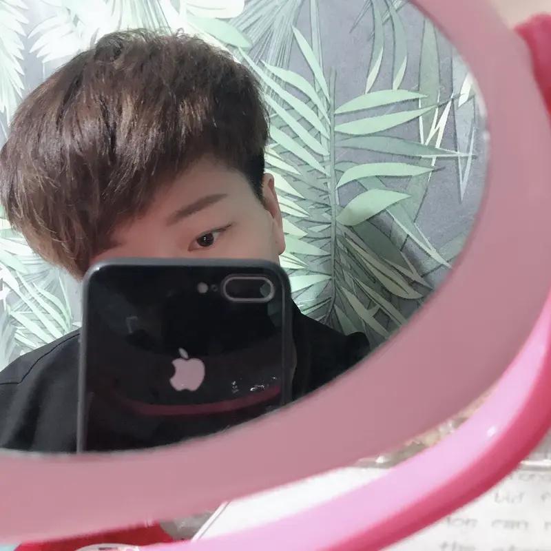 前阵子帮发小扛了半年的房租，他换工作落脚的钱全是我垫的，连他平时点外卖凑不齐的零