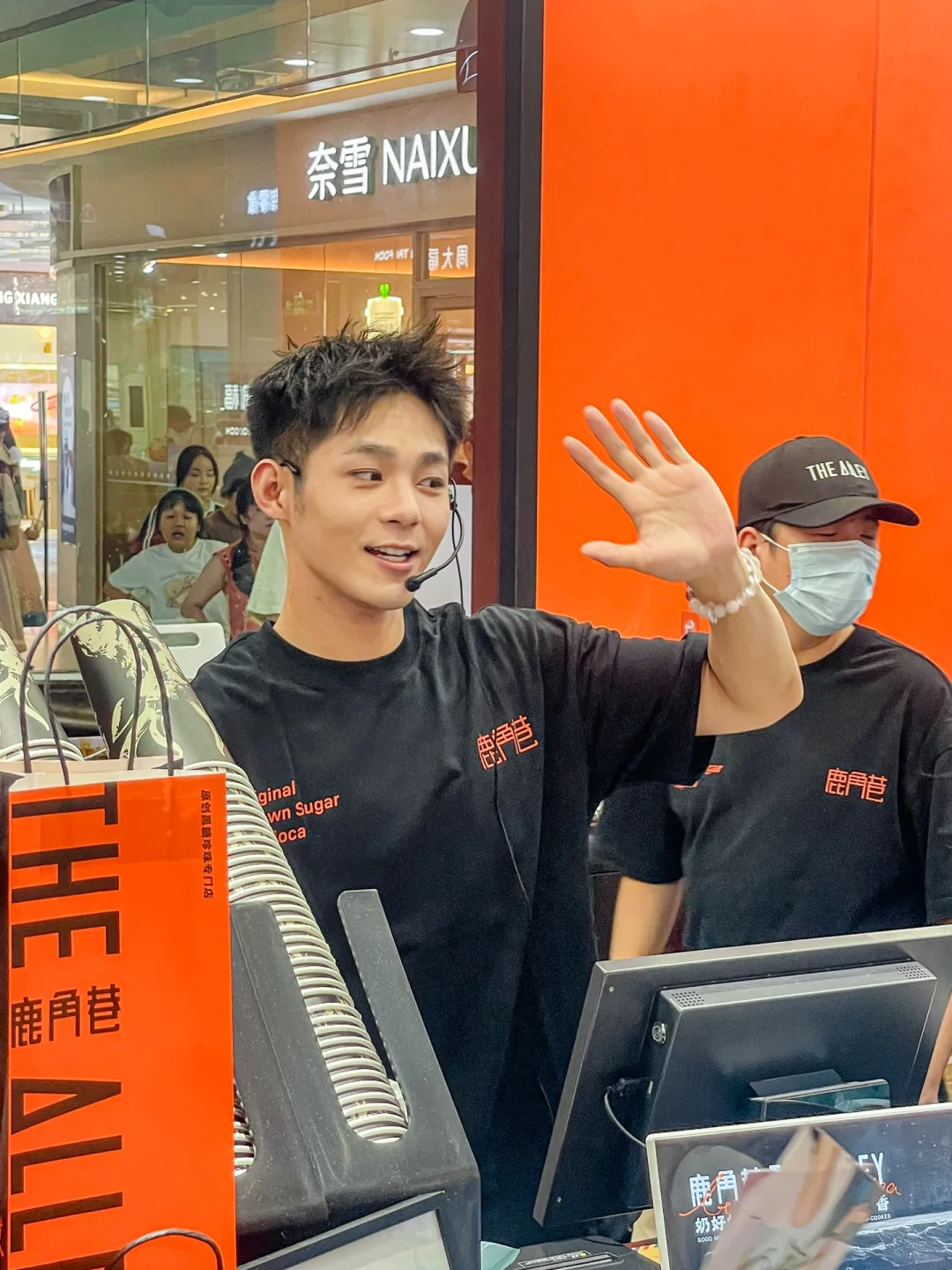 哇~偶遇明星来东莞奶茶店做店长！！