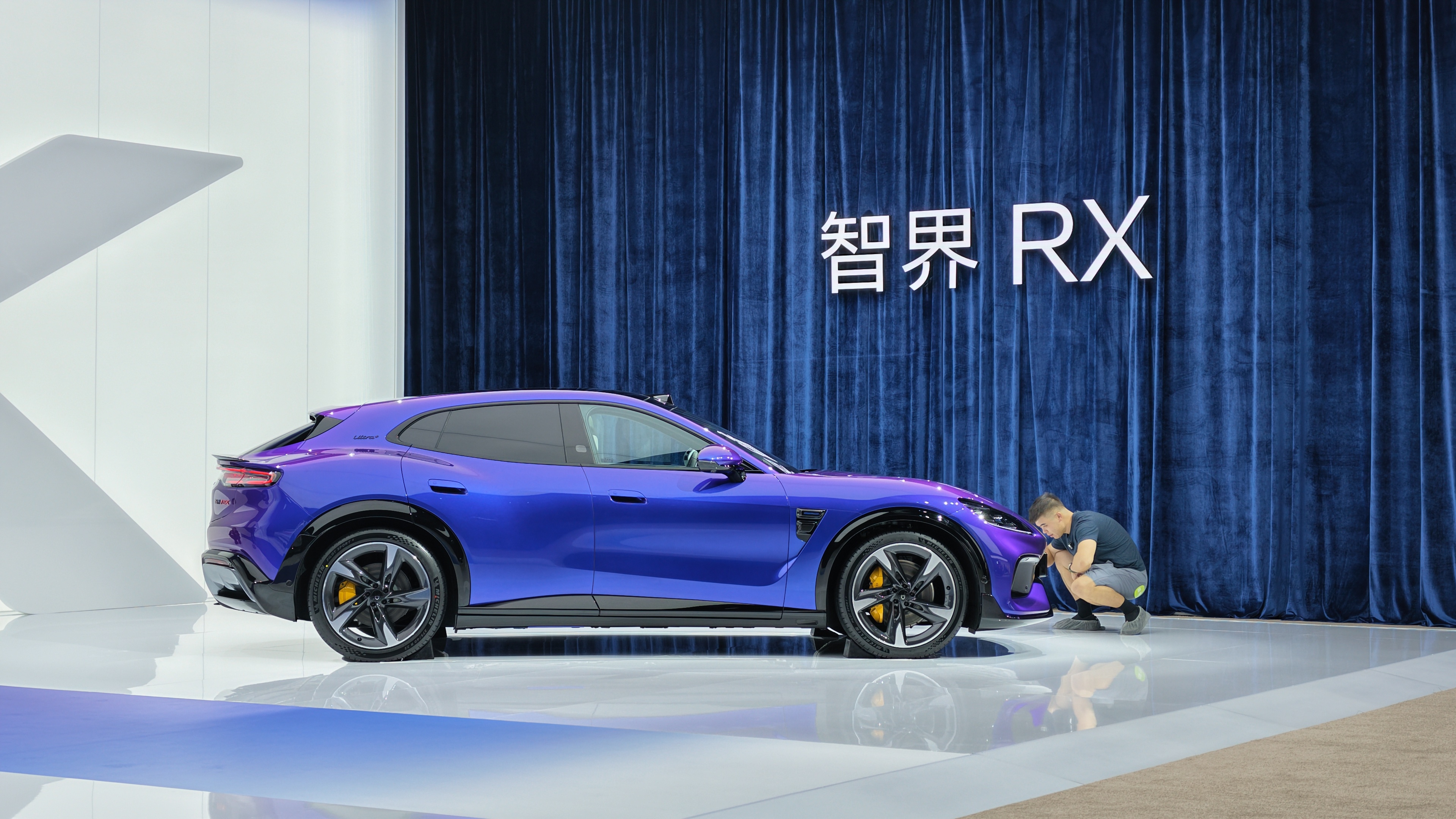 智界RX首发面积最大隔层遮阳帘 8月20日，智界RX官宣搭载1.8m²业界最大尺